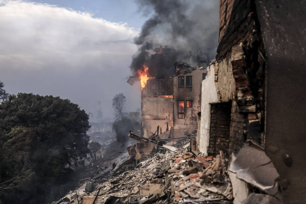 ABD cehennemi yaşıyor! Yangın felaketinde 5 ölü, 100 bin kişiye tahliye emri - Resim: 38